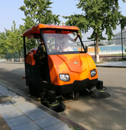 奧科奇電動掃地車在西南民族大學